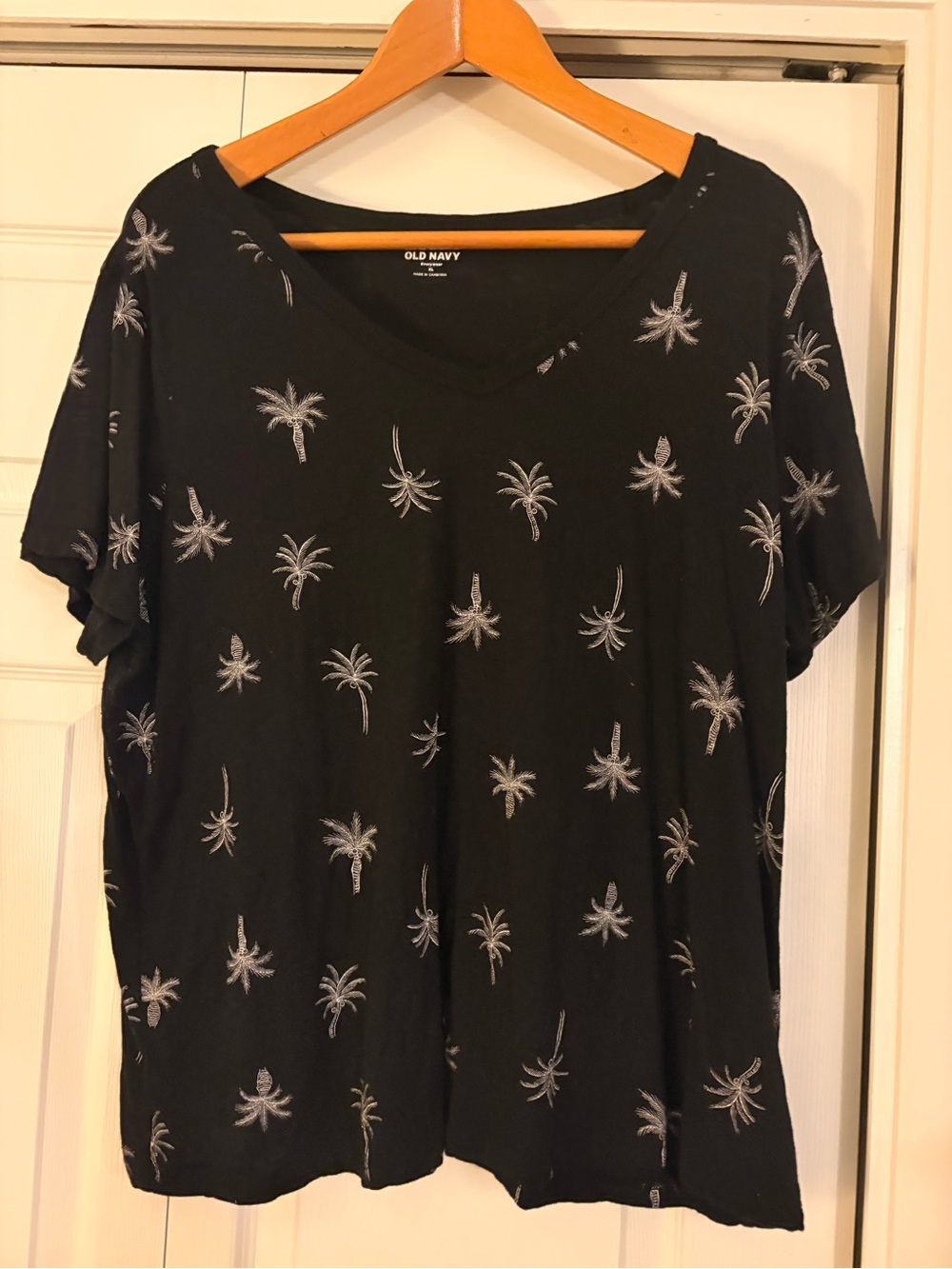 Old Navy Black Palm-Print V-Neck Women's Top